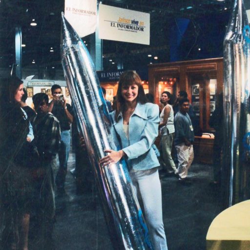 LA SIMPATIA Y BELLEZA DE GABY SPANIC CON SU SUPER GLOBO COHETE EXPO-HECHO EN JALISCO. MX. AÑO 2002.