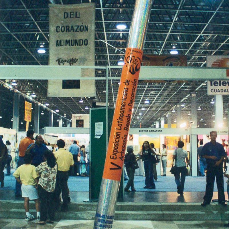 EXPO TLAQUEPAQUE: COHETE XXL; CONMEMORATIVO "MOTIVO DE ENTRADA". CON LLAMATIVA INCLINACION A 80° RESPECTO DE LA HORIZONTAL: FIJADO AL PISO CON APLICACIONES DE CINTA "INVISIBLE" . AÑO 2003.